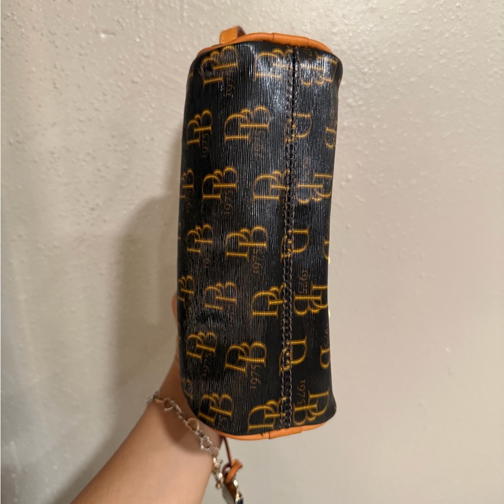 NWOT Dooney & Bourke Black with Brown Trim Barrel Shoulder Bag 🤎 - Picture 6 of 10